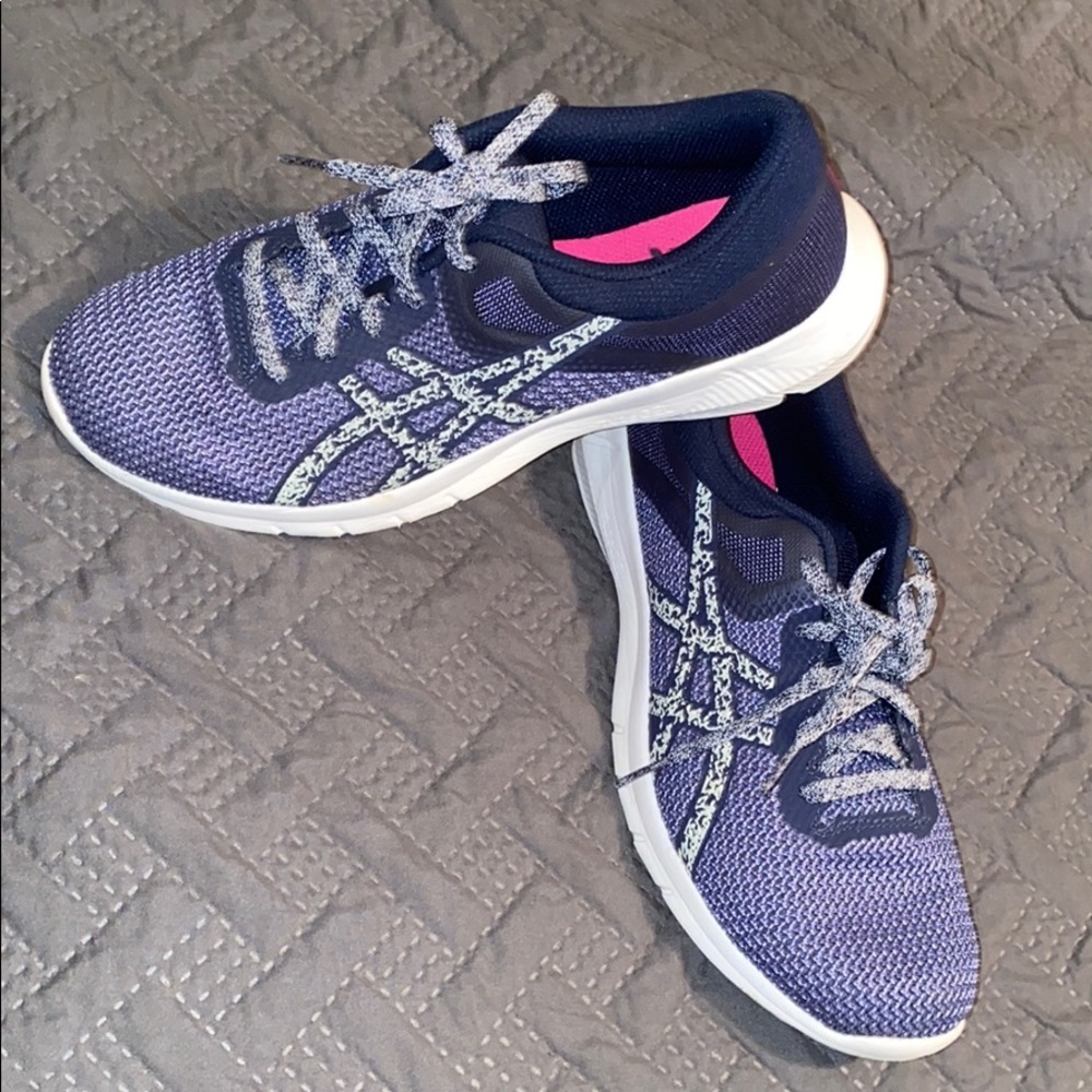 Women’s ASICS tennis shoes